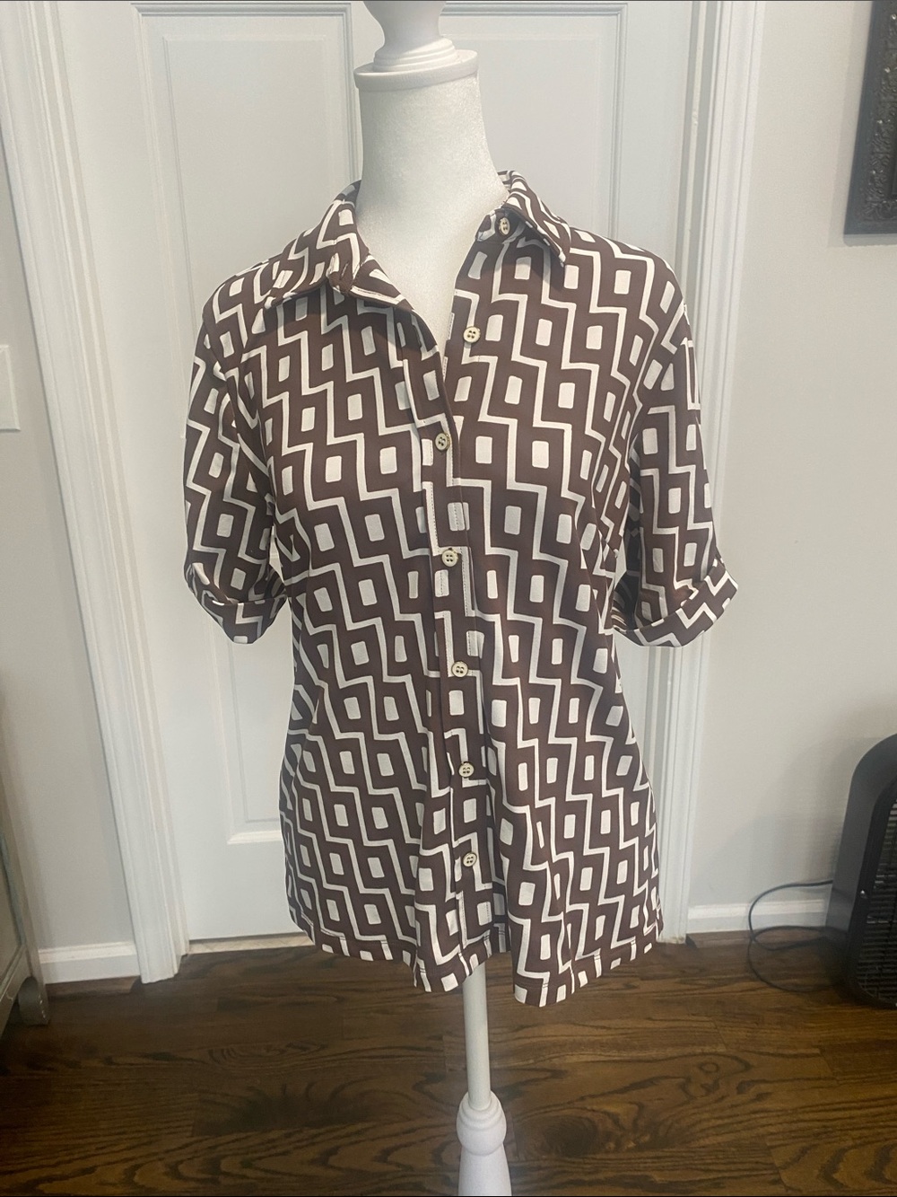 J. McLaughlin Brown and White Geometric Short-Sleeve Button-Up Shirt Size Small